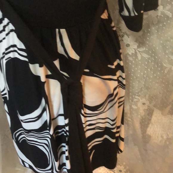 Speechless black/white dress V Neck Short Sleeve with Ban Detail Tie Belt - Picture 5 of 9